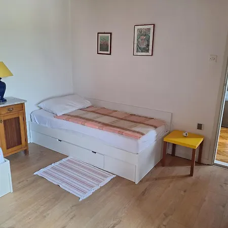 Two-bedroom With Sea View,big Terrase And Garden Apartman